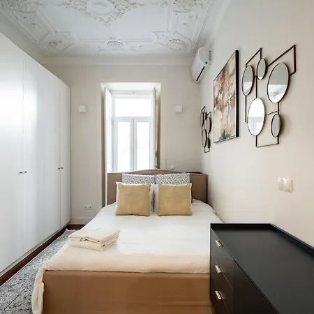 Akicity Saldanha White