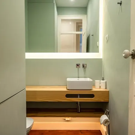 Akicity Saldanha White