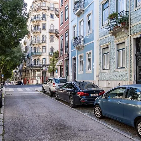 Akicity Saldanha White