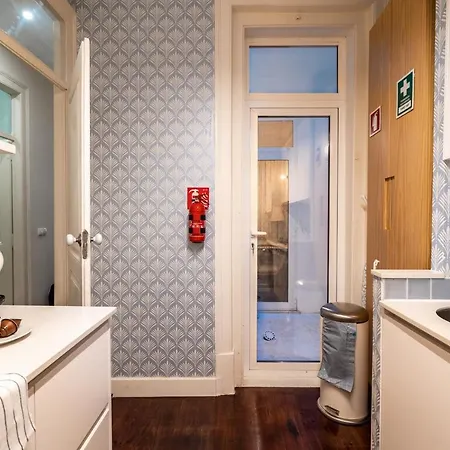 Akicity Saldanha White