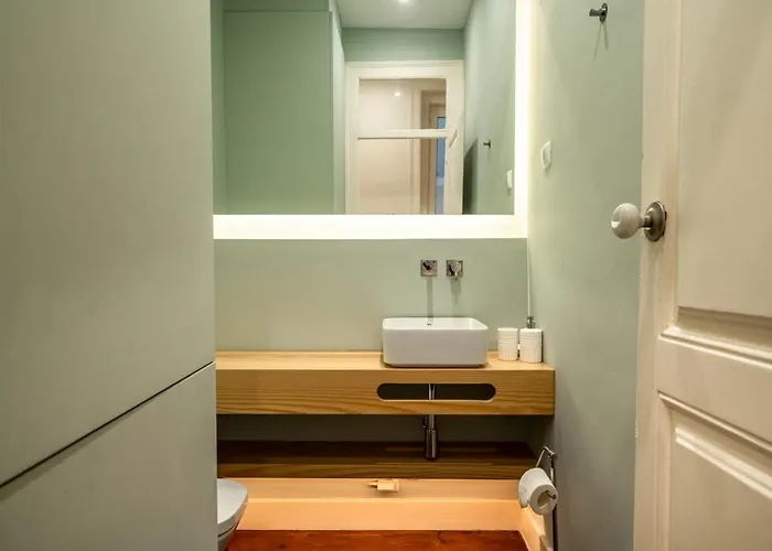 Akicity Saldanha White