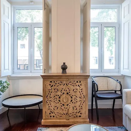 Akicity Saldanha White